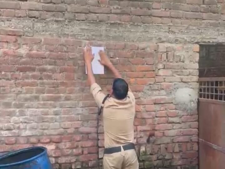 ढोल- नगाड़ो के साथ अपराधियों की पोल खोलती दून पुलिस, वांछित/ईनामी अभियुक्तों के विरुद्ध दून पुलिस की कार्रवाई लगातार जारी, जानलेवा हमले के अभियोग मे फरार अभियुक्त की संपत्ति कुर्की की उदघोषणा करने उसके घर पहुँची पुलिस