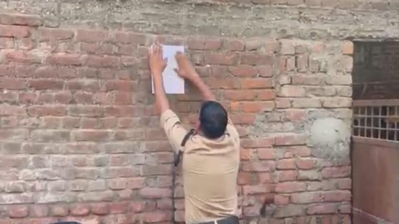 ढोल- नगाड़ो के साथ अपराधियों की पोल खोलती दून पुलिस, वांछित/ईनामी अभियुक्तों के विरुद्ध दून पुलिस की कार्रवाई लगातार जारी, जानलेवा हमले के अभियोग मे फरार अभियुक्त की संपत्ति कुर्की की उदघोषणा करने उसके घर पहुँची पुलिस