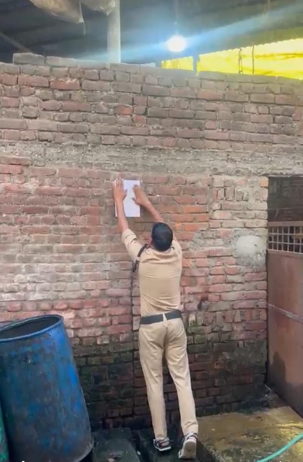 ढोल- नगाड़ो के साथ अपराधियों की पोल खोलती दून पुलिस, वांछित/ईनामी अभियुक्तों के विरुद्ध दून पुलिस की कार्रवाई लगातार जारी, जानलेवा हमले के अभियोग मे फरार अभियुक्त की संपत्ति कुर्की की उदघोषणा करने उसके घर पहुँची पुलिस