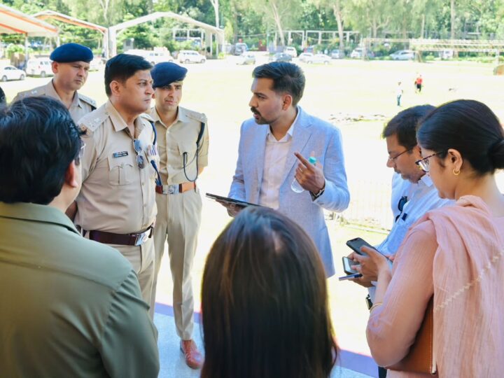 स्वतंत्रता दिवस समारोह को सकुशल रूप से सम्पन्न कराने के लिये मुस्तैद दून पुलिस, समारोह के दौरान सुरक्षा प्रबन्धों की समीक्षा हेतु एसएसपी देहरादून द्वारा सभी राजपत्रित अधिकारियों के साथ की गोष्ठी, डीएम, एसएसपी ने मुख्य कार्यक्रम स्थल परेड ग्राउण्ड का किया स्थलीय निरीक्षण