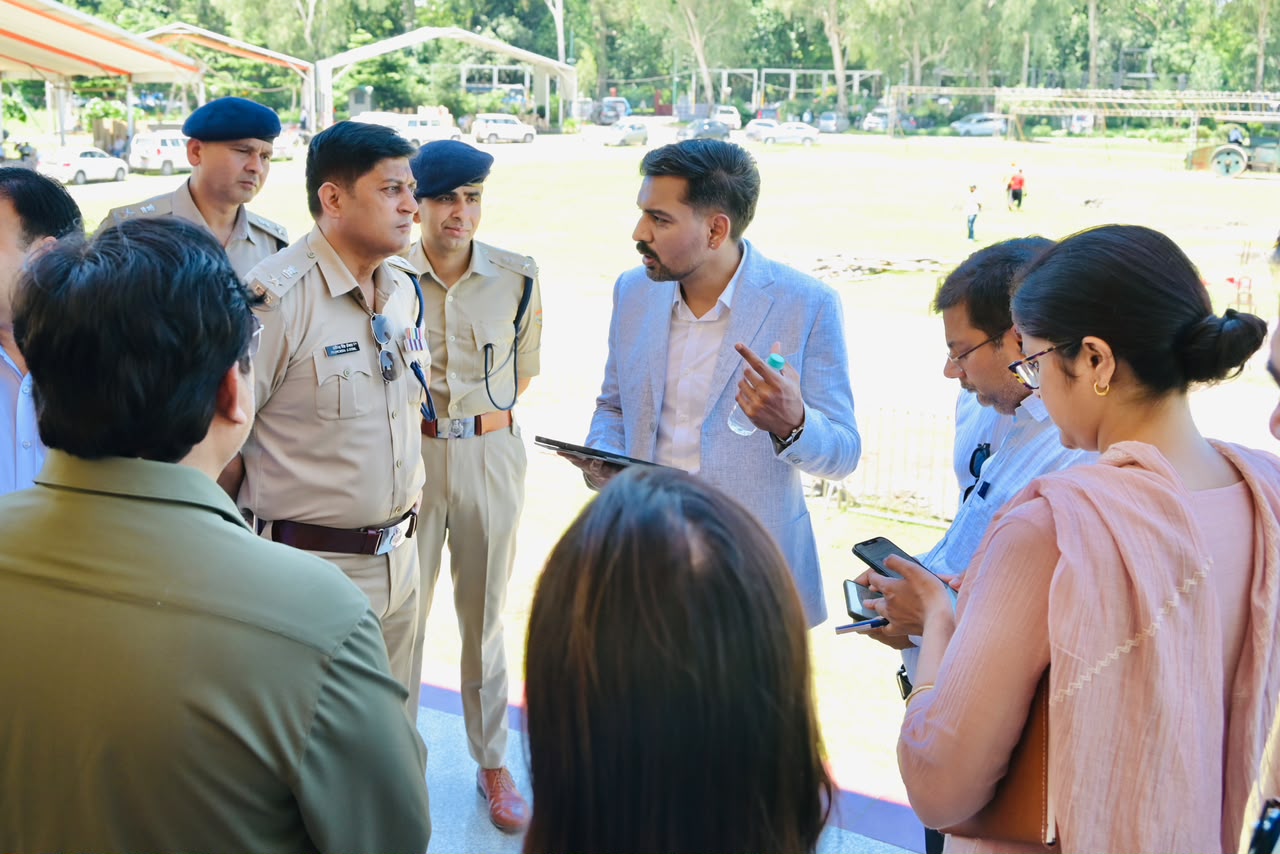 स्वतंत्रता दिवस समारोह को सकुशल रूप से सम्पन्न कराने के लिये मुस्तैद दून पुलिस, समारोह के दौरान सुरक्षा प्रबन्धों की समीक्षा हेतु एसएसपी देहरादून द्वारा सभी राजपत्रित अधिकारियों के साथ की गोष्ठी, डीएम, एसएसपी ने मुख्य कार्यक्रम स्थल परेड ग्राउण्ड का किया स्थलीय निरीक्षण