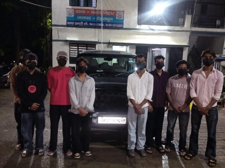 सोशल मीडिया पर वायरल होने का शौक दून पुलिस ने किया पूरा, सड़क पर लापरवाही से वाहन चलाकर हुड़दंग करने वाले 8 युवको के विरुद्ध की वैधानिक कार्यवाही,वाहन सीज