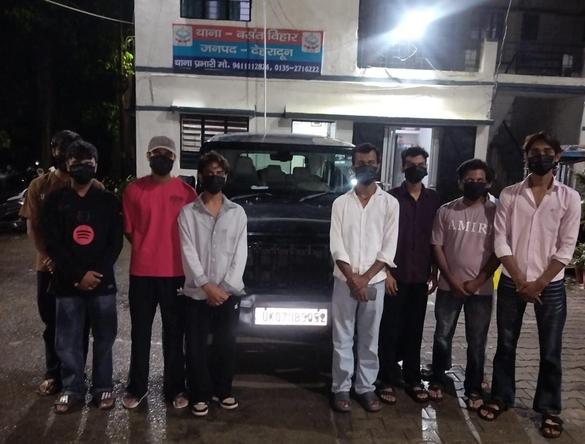 सोशल मीडिया पर वायरल होने का शौक दून पुलिस ने किया पूरा, सड़क पर लापरवाही से वाहन चलाकर हुड़दंग करने वाले 8 युवको के विरुद्ध की वैधानिक कार्यवाही,वाहन सीज