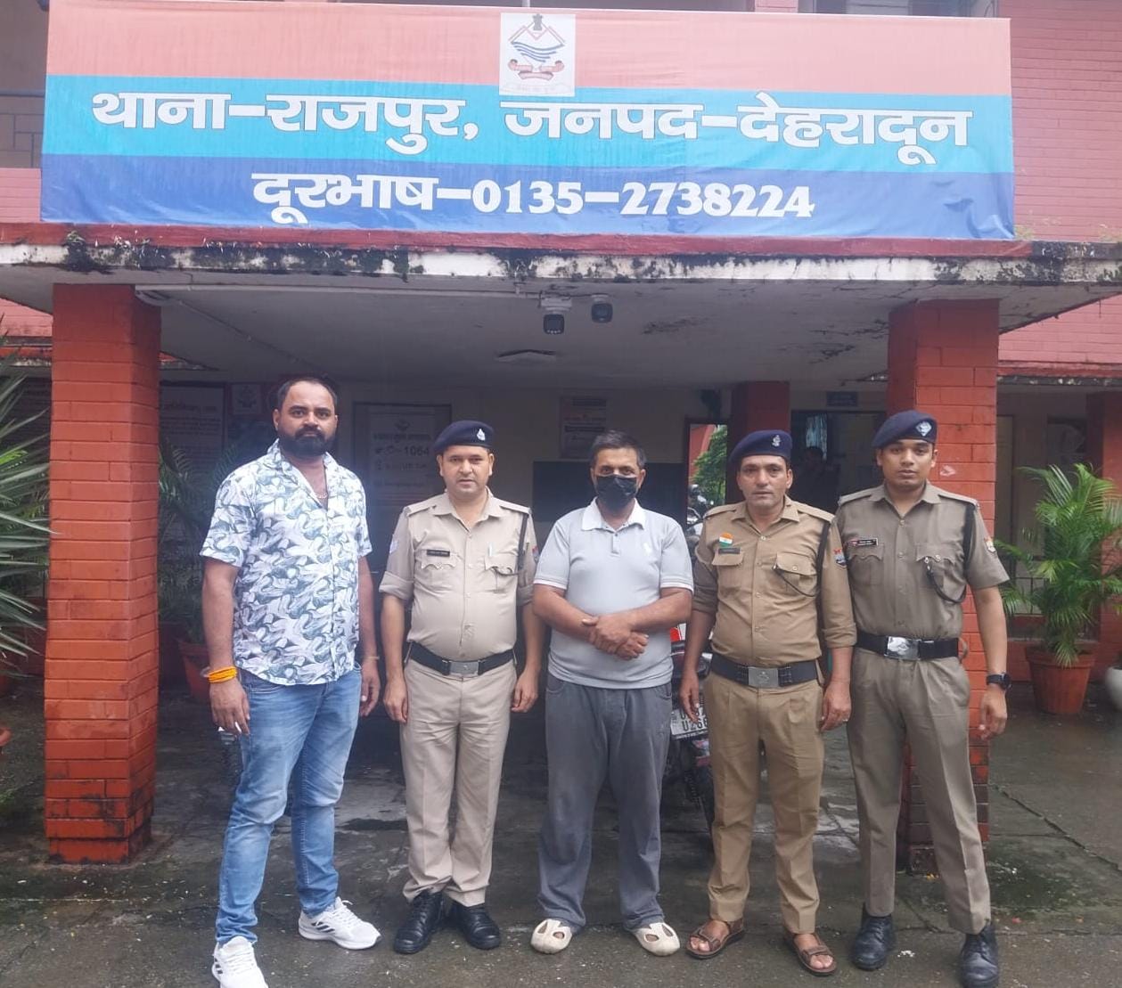 लोगों को भरोसे में लेकर लाखों रुपए की धोखाधड़ी करने वाला जालसाज़ आया दून पुलिस की गिरफ्त में, पुलिस ने अभियुक्त को लुधियाना पंजाब से किया गिरफ्तार
