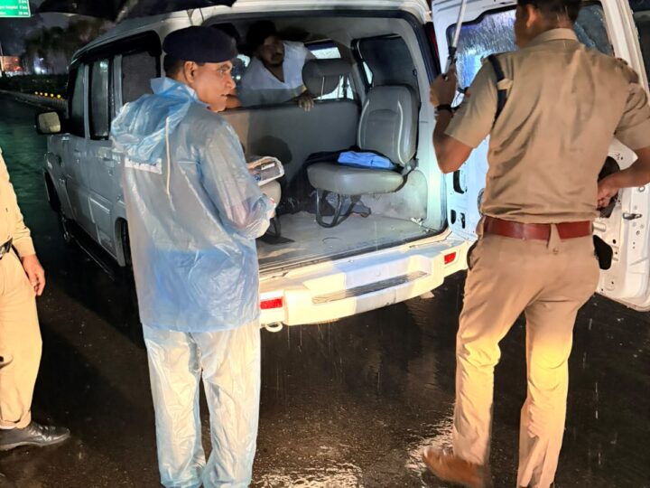 भारी बारिश के बीच भी आमजन की सुरक्षा को मुस्तैद दून पुलिस, जनपद की सीमाओं व आन्तरिक मार्गो पर संदिग्धों की तलाश हेतु पुलिस द्वारा लगातार की जा रही सघन चैकिंग