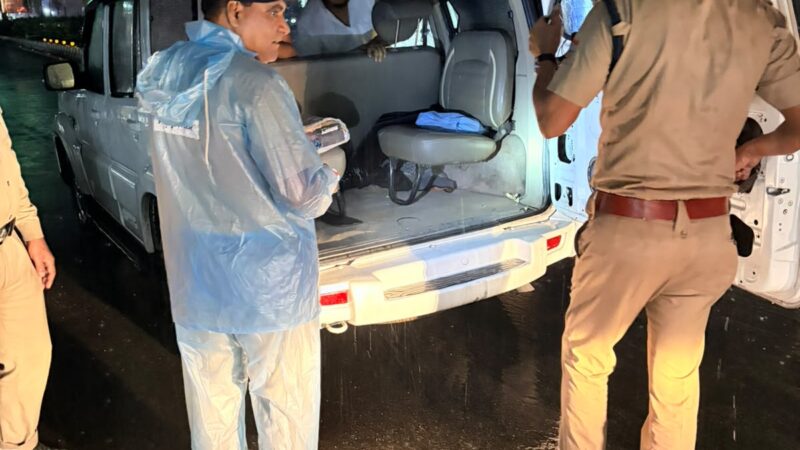 भारी बारिश के बीच भी आमजन की सुरक्षा को मुस्तैद दून पुलिस, जनपद की सीमाओं व आन्तरिक मार्गो पर संदिग्धों की तलाश हेतु पुलिस द्वारा लगातार की जा रही सघन चैकिंग