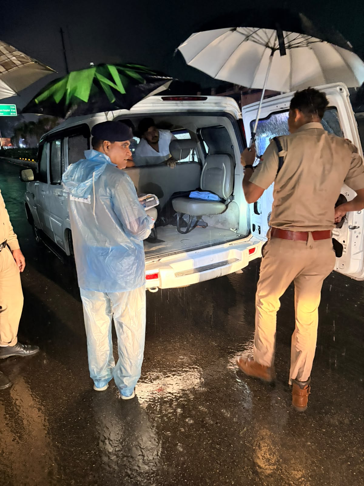 भारी बारिश के बीच भी आमजन की सुरक्षा को मुस्तैद दून पुलिस, जनपद की सीमाओं व आन्तरिक मार्गो पर संदिग्धों की तलाश हेतु पुलिस द्वारा लगातार की जा रही सघन चैकिंग