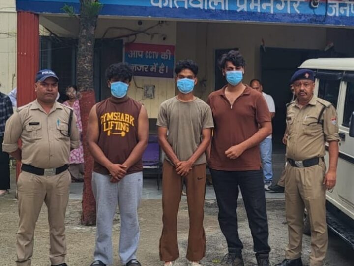 हुड़दंगियों पर नकेल कसती दून पुलिस, सार्वजनिक स्थान पर हुडदंग करने वाले अभियुक्तों को दून पुलिस ने पढाया कानून का पाठ, शांति व्यवस्था भंग करने का प्रयास कर रहे 3 व्यक्तियों को पुलिस ने किया गिरफ्तार