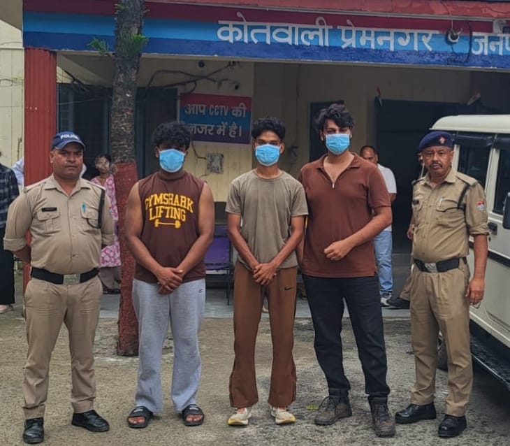 हुड़दंगियों पर नकेल कसती दून पुलिस, सार्वजनिक स्थान पर हुडदंग करने वाले अभियुक्तों को दून पुलिस ने पढाया कानून का पाठ, शांति व्यवस्था भंग करने का प्रयास कर रहे 3 व्यक्तियों को पुलिस ने किया गिरफ्तार