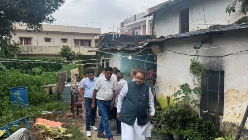 कैबिनेट मंत्री गणेश जोशी ने गढ़ी कैंट क्षेत्र के आशीर्वाद कॉलोनी पहुंचकर अतिवृष्टि के कारण हुए नुकसान का लिया जायजा