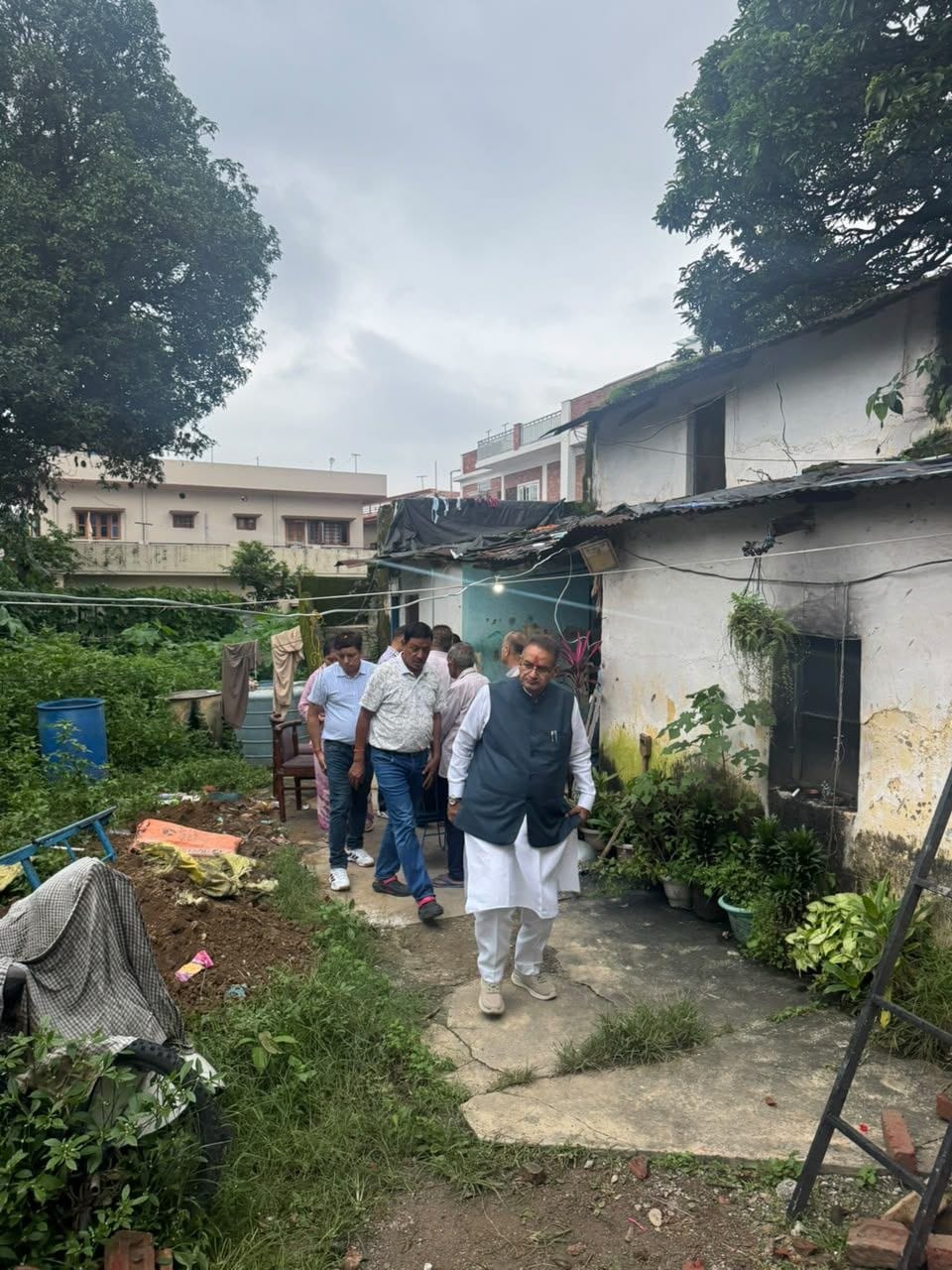 कैबिनेट मंत्री गणेश जोशी ने गढ़ी कैंट क्षेत्र के आशीर्वाद कॉलोनी पहुंचकर अतिवृष्टि के कारण हुए नुकसान का लिया जायजा
