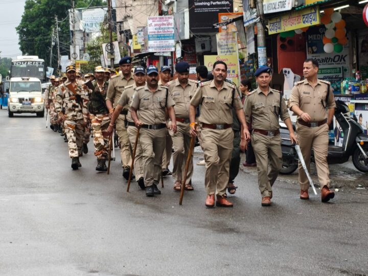 आमजन की सुरक्षा को हर पल मुस्तैद दून पुलिस, आगामी वीवीआईपी कार्यक्रम के दृष्टिगत एसएसपी देहरादून के निर्देशों पर पुलिस द्वारा अर्द्ध सैनिक बलों के साथ किया गया फ्लैग मार्च