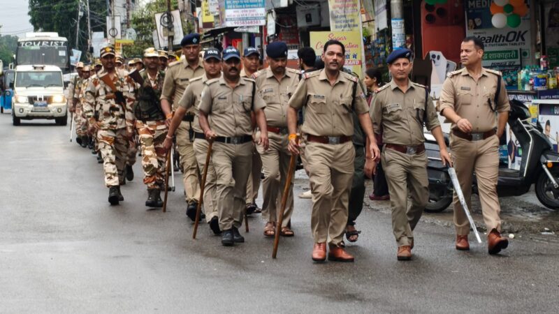 आमजन की सुरक्षा को हर पल मुस्तैद दून पुलिस, आगामी वीवीआईपी कार्यक्रम के दृष्टिगत एसएसपी देहरादून के निर्देशों पर पुलिस द्वारा अर्द्ध सैनिक बलों के साथ किया गया फ्लैग मार्च