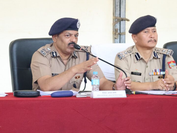 जनपद में प्रस्तावित वीवीआईपी कार्यक्रम के दृष्टिगत उच्चाधिकारियों द्वारा सुरक्षा में नियुक्त पुलिस बल को किया ब्रीफ