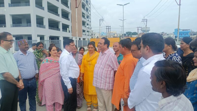 आढ़त बाजार के विकास कार्यों का विधायक विनोद चमोली और एमडीडीए उपाध्यक्ष बंशीधर तिवारी ने किया स्थलीय निरीक्षण, नवीन आढ़त बाजार का निर्माण पूरा, व्यापारियों को जल्द मिलेगा लाभ,  आढ़त बाजार के विकास कार्यों व प्लॉटों की आवंटन प्रक्रिया को सितंबर माह तक हर हाल पूरा करने के निर्देश