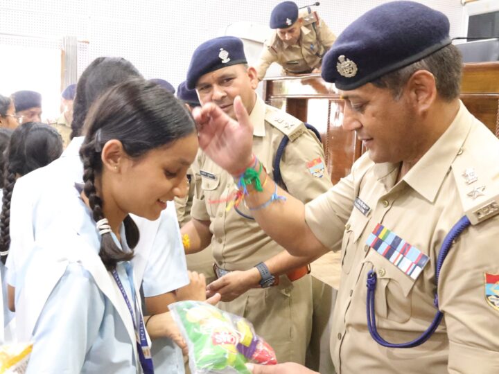 जब हाथों में राखी थाम एसएसपी दून से मिलने पहुँचे नन्हे कदम, नन्हे हाथों ने एसएसपी दून की कलाई पर राखी बांध लिया रक्षा का वचन, ब्रह्मकुमारी संस्था से आयी बहनों ने एसएसपी को राखी बाधं की दीर्द्यायु की कामना