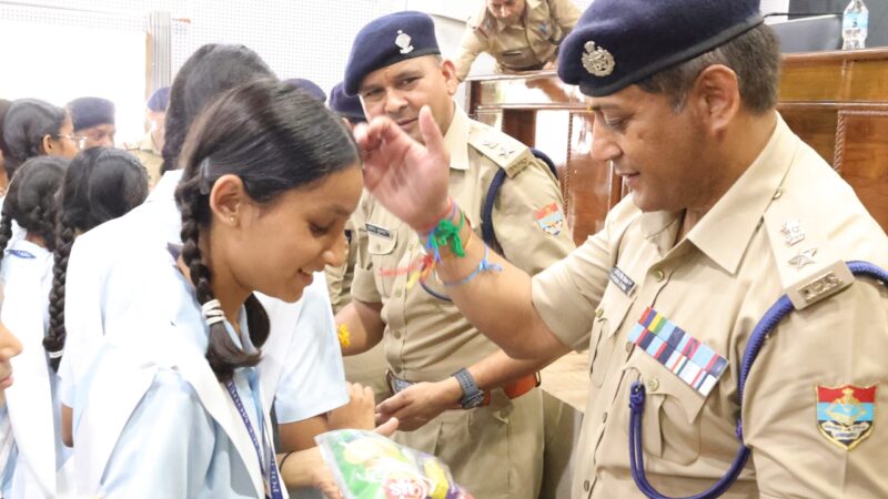 जब हाथों में राखी थाम एसएसपी दून से मिलने पहुँचे नन्हे कदम, नन्हे हाथों ने एसएसपी दून की कलाई पर राखी बांध लिया रक्षा का वचन, ब्रह्मकुमारी संस्था से आयी बहनों ने एसएसपी को राखी बाधं की दीर्द्यायु की कामना