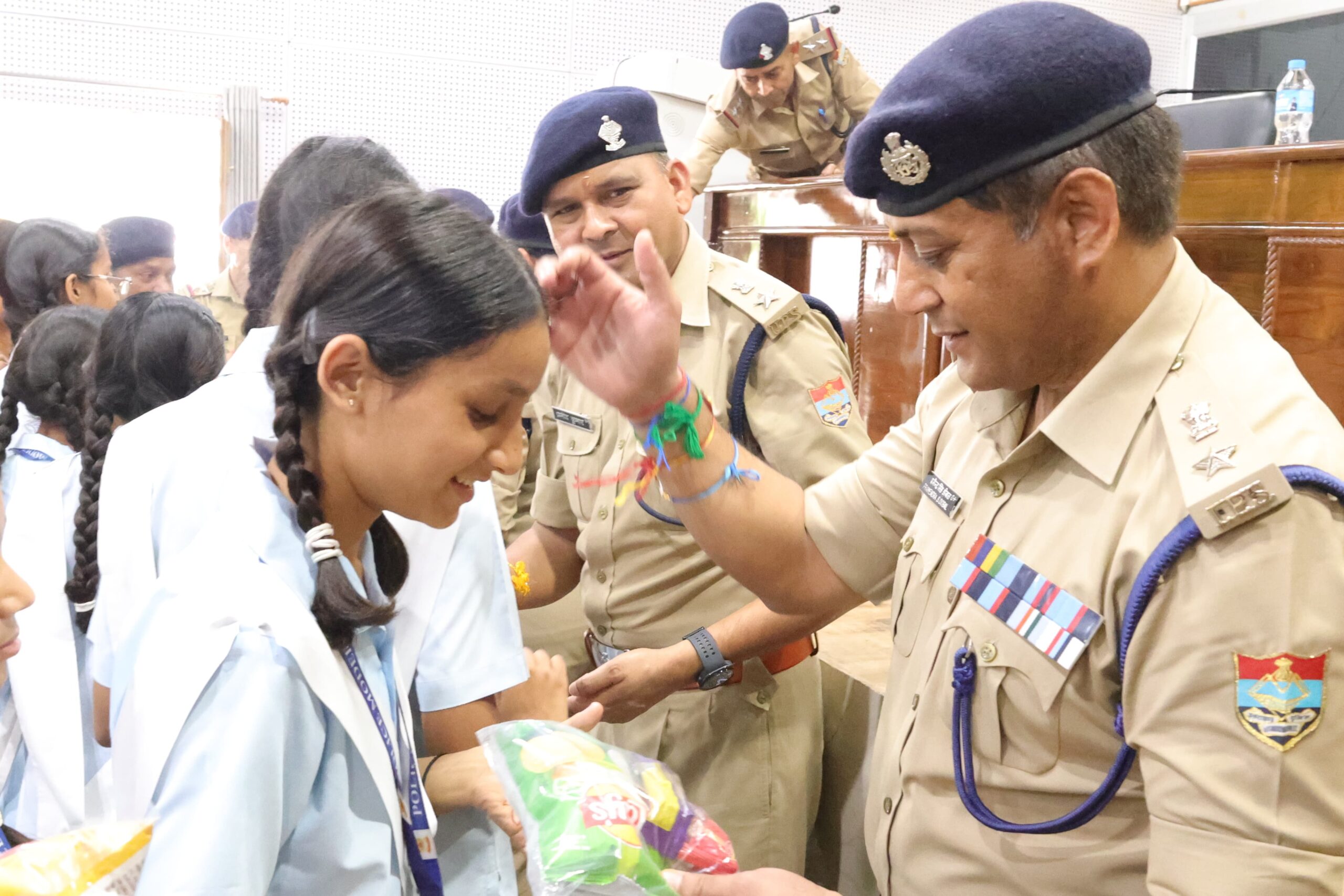 जब हाथों में राखी थाम एसएसपी दून से मिलने पहुँचे नन्हे कदम, नन्हे हाथों ने एसएसपी दून की कलाई पर राखी बांध लिया रक्षा का वचन, ब्रह्मकुमारी संस्था से आयी बहनों ने एसएसपी को राखी बाधं की दीर्द्यायु की कामना