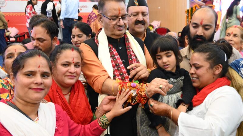 मसूरी में धूमधाम से मनाया गया रक्षाबंधन समारोह, हजारों बहनों ने मंत्री गणेश जोशी की कलाई पर बांधा रक्षा सूत्र, मसूरी में 4 हजार से अधिक की संख्या में पहुंची बहनों ने मंत्री गणेश जोशी को बांधी राखी उनके दीर्घायु की कामना