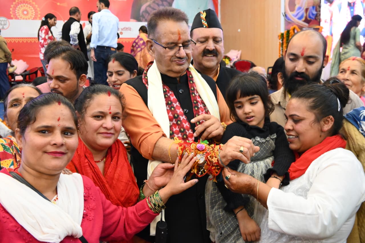 मसूरी में धूमधाम से मनाया गया रक्षाबंधन समारोह, हजारों बहनों ने मंत्री गणेश जोशी की कलाई पर बांधा रक्षा सूत्र, मसूरी में 4 हजार से अधिक की संख्या में पहुंची बहनों ने मंत्री गणेश जोशी को बांधी राखी उनके दीर्घायु की कामना