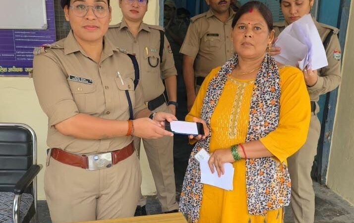 खोये मोबाइल फ़ोन वापस लौटाकर बिखेरी चेहरों पर मुस्कान, गुम हुए 14 मोबाइल फोनों को सीईआईआर पोर्टल के माध्यम से दून पुलिस ने बरामद कर किया मोबाइल स्वामियों के सुपुर्द