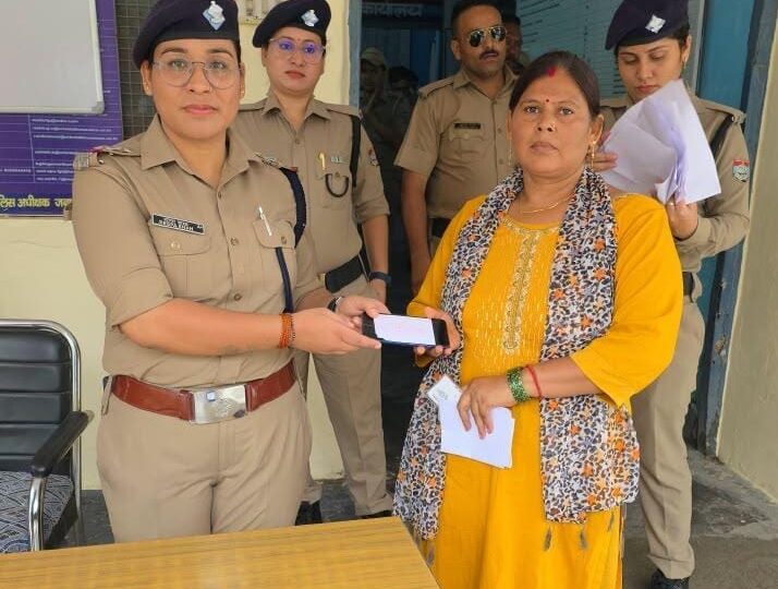 खोये मोबाइल फ़ोन वापस लौटाकर बिखेरी चेहरों पर मुस्कान, गुम हुए 14 मोबाइल फोनों को सीईआईआर पोर्टल के माध्यम से दून पुलिस ने बरामद कर किया मोबाइल स्वामियों के सुपुर्द