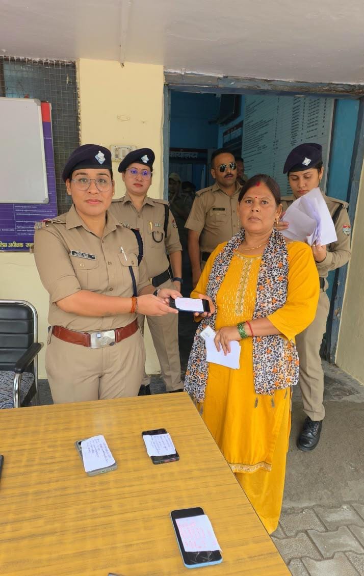 खोये मोबाइल फ़ोन वापस लौटाकर बिखेरी चेहरों पर मुस्कान, गुम हुए 14 मोबाइल फोनों को सीईआईआर पोर्टल के माध्यम से दून पुलिस ने बरामद कर किया मोबाइल स्वामियों के सुपुर्द