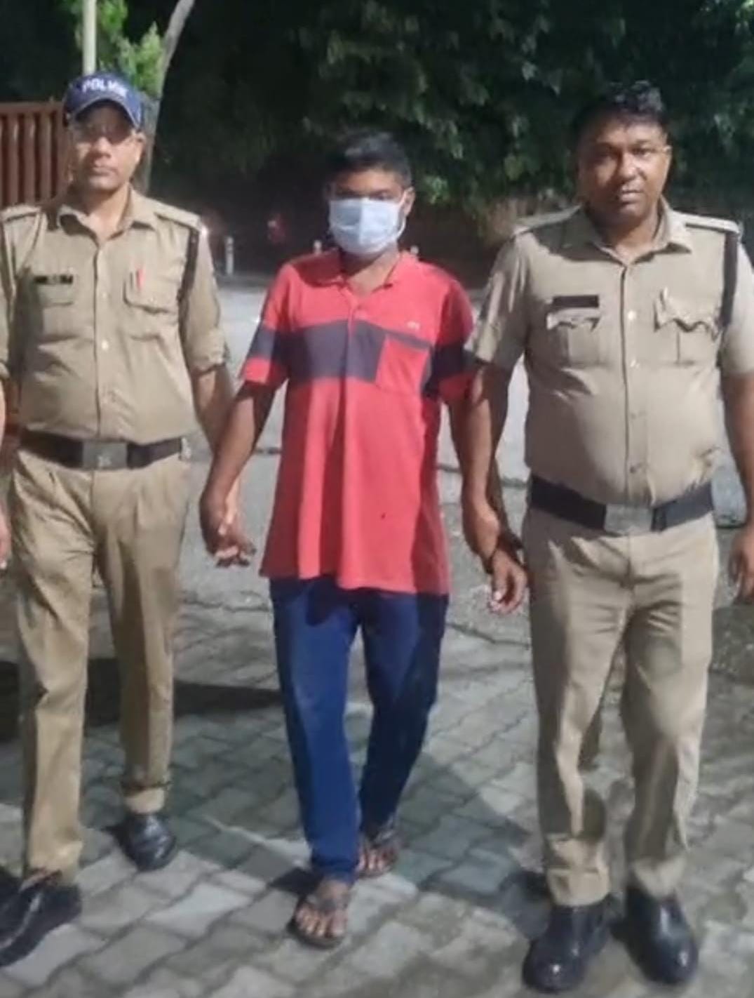 पाठल से वार कर पत्नी की हत्या करने वाले अभियुक्त को दून पुलिस ने किया गिरफ्तार, आपसी कहा सुनी के कारण हुए विवाद के चलते अभियुक्त द्वारा दिया गया था घटना को अंजाम