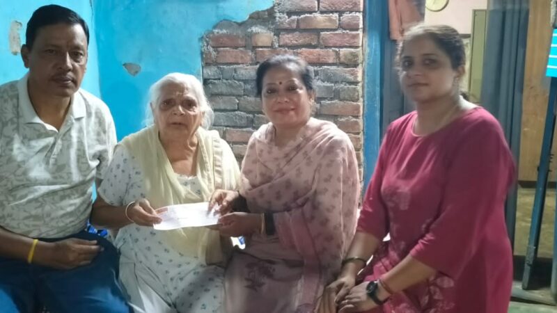 कैबिनेट मंत्री गणेश जोशी के निर्देश पर प्रभावित परिवारों को रुपये 1.20 लाख की सहायता राशि के चेक वितरित, आपदा प्रभावित परिवारों के साथ खड़ी है प्रदेश सरकार : ज्योति कोटिया