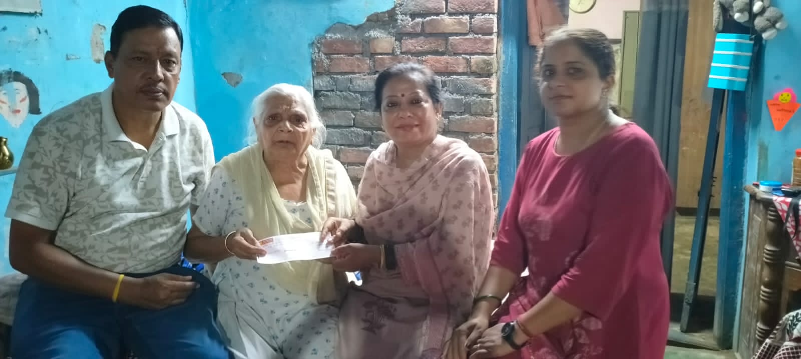 कैबिनेट मंत्री गणेश जोशी के निर्देश पर प्रभावित परिवारों को रुपये 1.20 लाख की सहायता राशि के चेक वितरित, आपदा प्रभावित परिवारों के साथ खड़ी है प्रदेश सरकार : ज्योति कोटिया