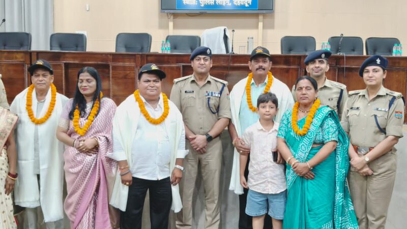 पुलिस कार्मिकों की सेवानिवृत्ति पर पुलिस लाइन में किया गया विदाई समारोह का आयोजन, एसएसपी देहरादून की उपस्थिती में पुलिस परिवार द्वारा सेवानिवृत्त होने वाले पुलिस कर्मियों को दी भावभीनी विदाई