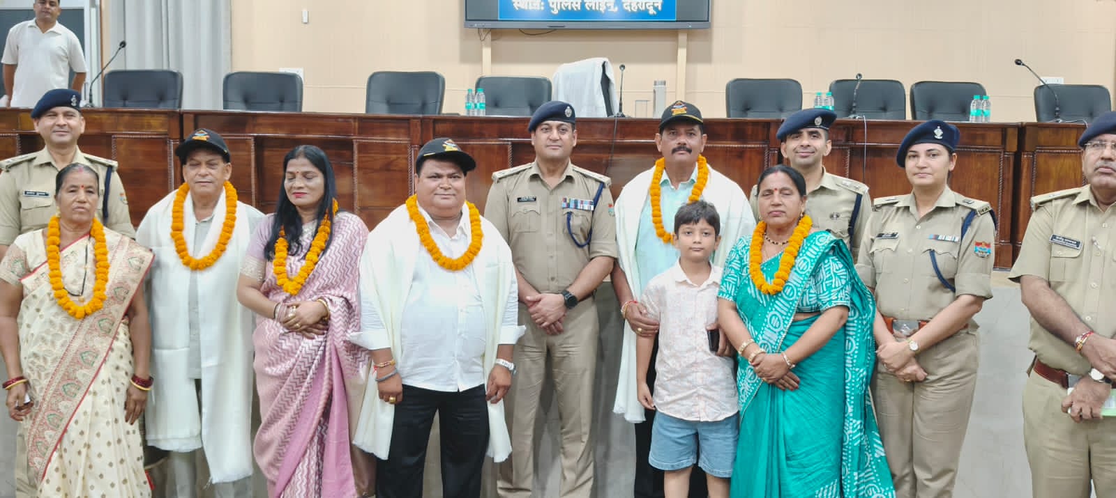 पुलिस कार्मिकों की सेवानिवृत्ति पर पुलिस लाइन में किया गया विदाई समारोह का आयोजन, एसएसपी देहरादून की उपस्थिती में पुलिस परिवार द्वारा सेवानिवृत्त होने वाले पुलिस कर्मियों को दी भावभीनी विदाई