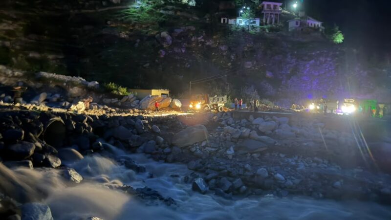 तमक नाले में ह्यूम पाइप डालकर अस्थाई मोटर मार्ग तैयार, वाहनों की आवाजाही हुई सुचारु