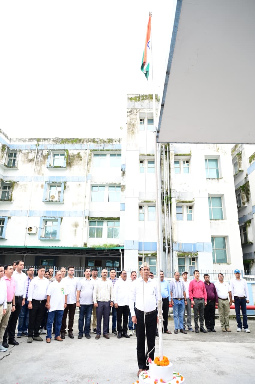 स्वतंत्रता दिवस के अवसर पर सूचना एवं लोक संपर्क विभाग के महानिदेशक बंशीधर तिवारी ने विभागीय परिसर में किया ध्वजारोहण