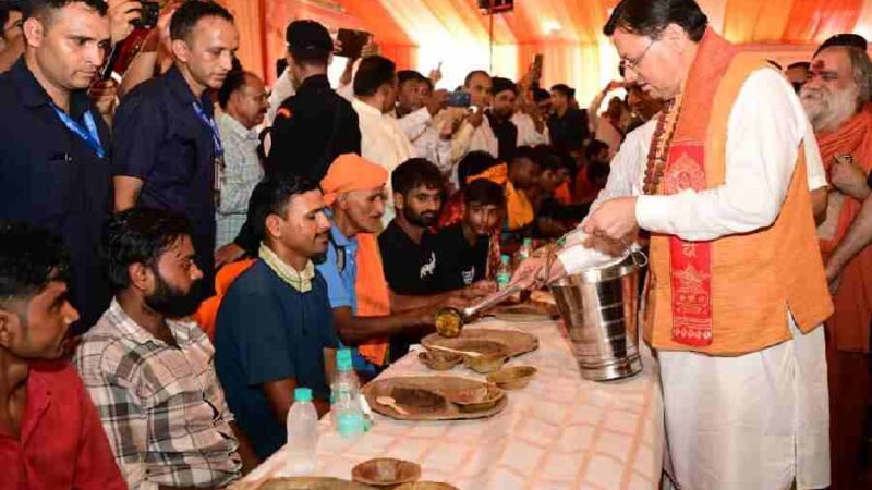 मुख्यमंत्री धामी ने श्रद्धालुओं को अपने हाथों से परोसा भोजन, पुष्पवर्षा और चरण प्रक्षालन के साथ देवभूमि ने किया शिवभक्त कांवड़ियों का अभिनंदन, पाँच पुलिसकर्मियों एवं पाँच पर्यावरण मित्रों को सराहनीय सेवाओं के लिए किया सम्मानित