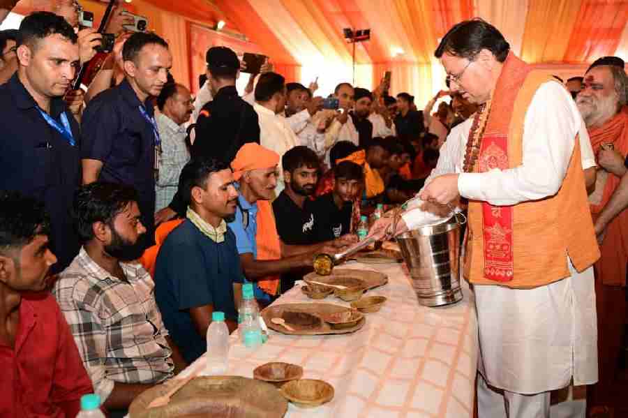 मुख्यमंत्री धामी ने श्रद्धालुओं को अपने हाथों से परोसा भोजन, पुष्पवर्षा और चरण प्रक्षालन के साथ देवभूमि ने किया शिवभक्त कांवड़ियों का अभिनंदन, पाँच पुलिसकर्मियों एवं पाँच पर्यावरण मित्रों को सराहनीय सेवाओं के लिए किया सम्मानित