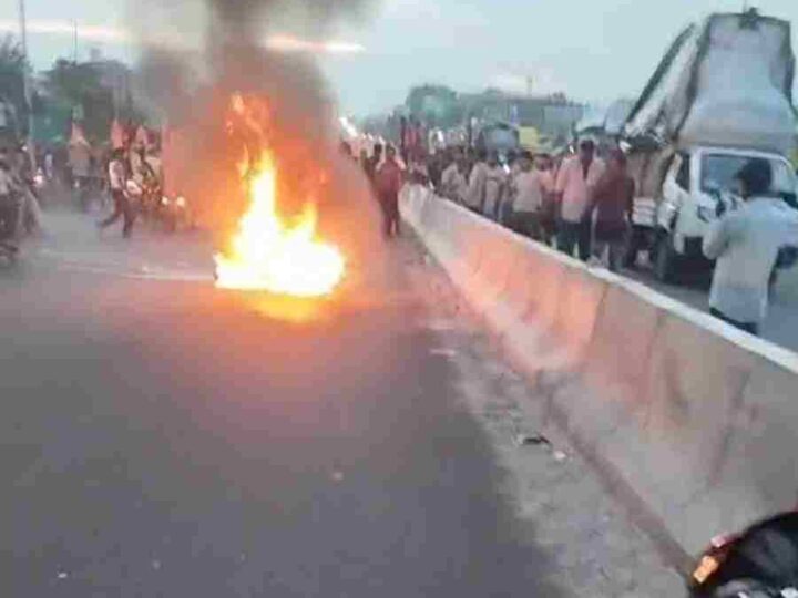 गंगाजल ले जा रहे कांवड़ियों की चलती बाइक में लगी आग,मौके पर मची अफरा-तफरी