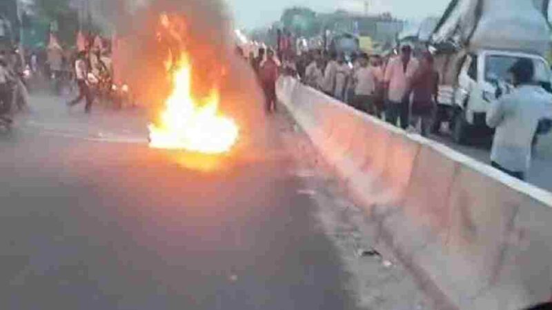 गंगाजल ले जा रहे कांवड़ियों की चलती बाइक में लगी आग,मौके पर मची अफरा-तफरी