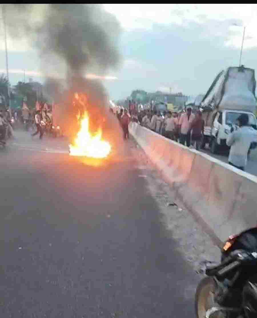 गंगाजल ले जा रहे कांवड़ियों की चलती बाइक में लगी आग,मौके पर मची अफरा-तफरी