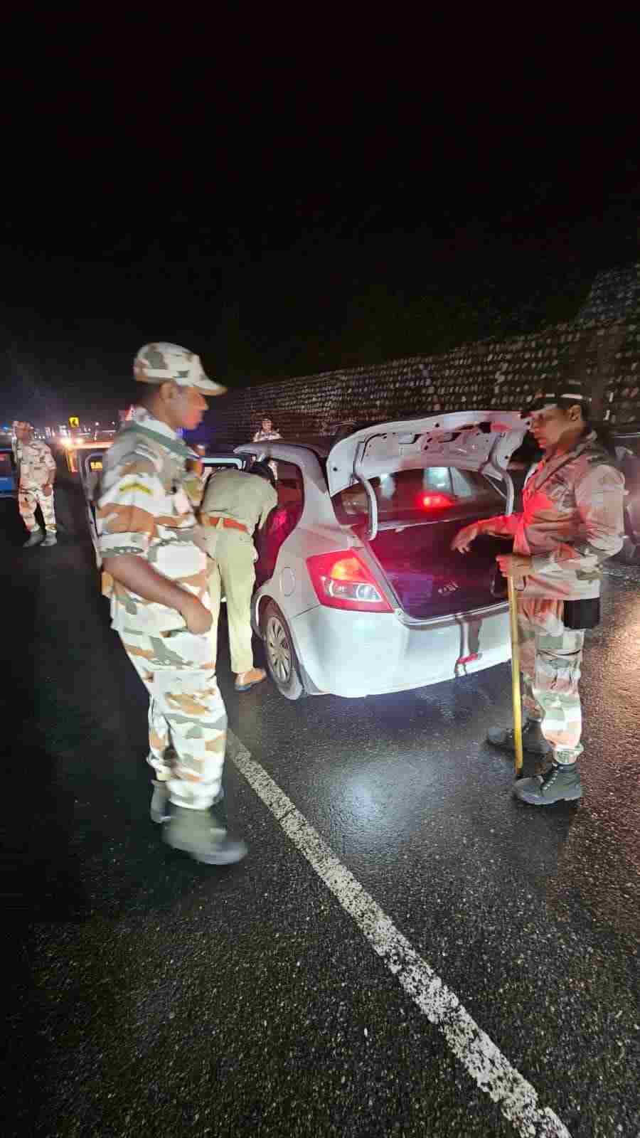 आमजन की सुरक्षा को हर पल मुस्तैद दून पुलिस, स्वतंत्रा दिवस के दृष्टिगत एसएसपी देहरादून के निर्देशों पर सम्पूर्ण जनपद में दून पुलिस द्वारा लगातार चलाया जा रहा सघन चेकिंग अभियान, जनपद की सीमाओं व आन्तरिक मार्गो पर संदिग्धों की तलाश हेतु लगातार की जा रही सघन चैकिंग, संवेदनशील स्थानों पर अर्द्ध सैनिक बलों के साथ किया गया फ्लैग मार्च