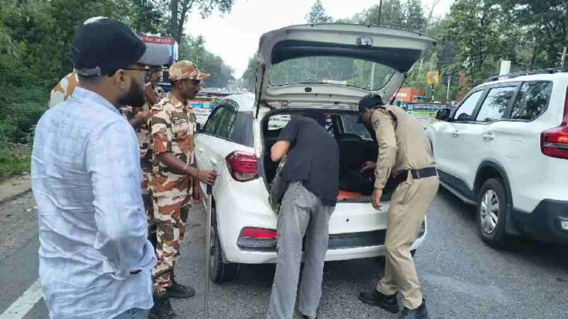 आमजन की सुरक्षा को हर पल मुस्तैद दून पुलिस, एसएसपी देहरादून के निर्देशों पर सम्पूर्ण जनपद में दून पुलिस द्वारा लगातार चलाया जा रहा सघन चेकिंग अभियान, जनपद की सीमाओं व आन्तरिक मार्गो पर संदिग्धों की तलाश हेतु लगातार की जा रही सघन चैकिंग