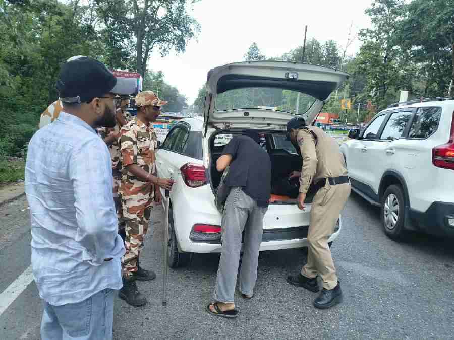 आमजन की सुरक्षा को हर पल मुस्तैद दून पुलिस, एसएसपी देहरादून के निर्देशों पर सम्पूर्ण जनपद में दून पुलिस द्वारा लगातार चलाया जा रहा सघन चेकिंग अभियान, जनपद की सीमाओं व आन्तरिक मार्गो पर संदिग्धों की तलाश हेतु लगातार की जा रही सघन चैकिंग