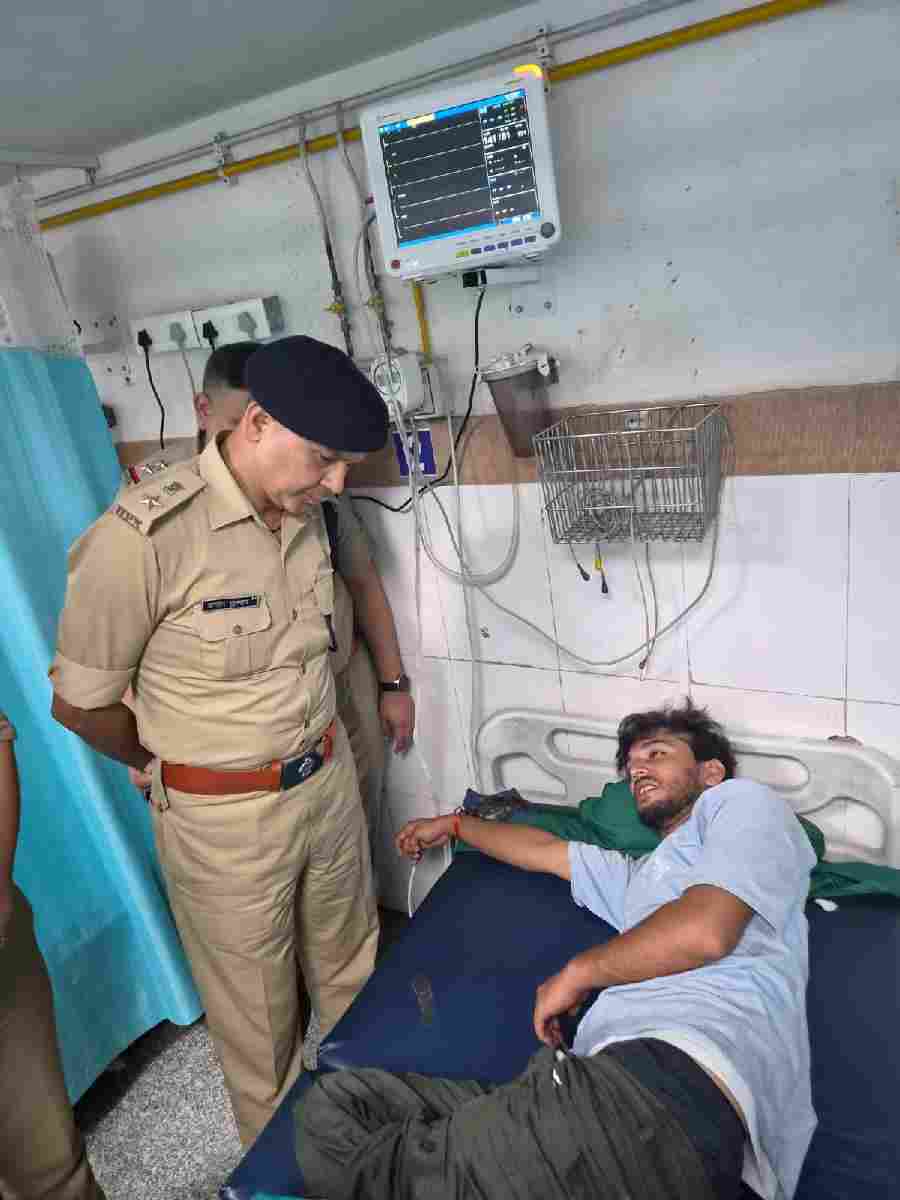 चैन स्नेचिंग की घटना को अंजाम देने वाला अभियुक्त पुलिस मुठभेड़ में हुआ घायल, बसंत विहार क्षेत्र में बुजुर्ग महिला के साथ की थी चैन स्नेचिंग की घटना
