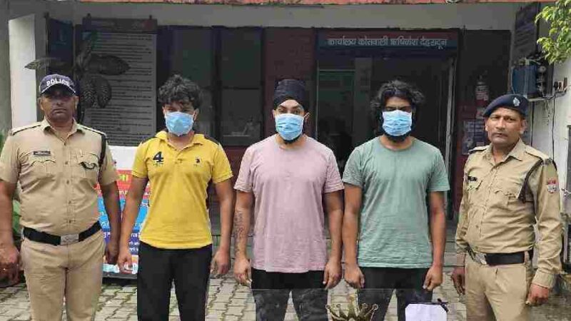किंग ऑफ उत्तराखण्ड” को दून पुलिस लायी घुटनो पर, पहुँचाया सलाखों के पीछे,. अवैध वसूली, मारपीट व ब्लैकमेलिंग के अपराधों में लिप्त अभियुक्तों के विरुद्ध ऋषिकेश पुलिस की बड़ी कार्यवाही, गैंग लीडर जगजीत उर्फ जग्गा सहित 4 अभियुक्तों पर गैंगस्टर एक्ट के तहत अभियोग पंजीकृत कर 3 अभियुक्तो को किया गिरफ्तार