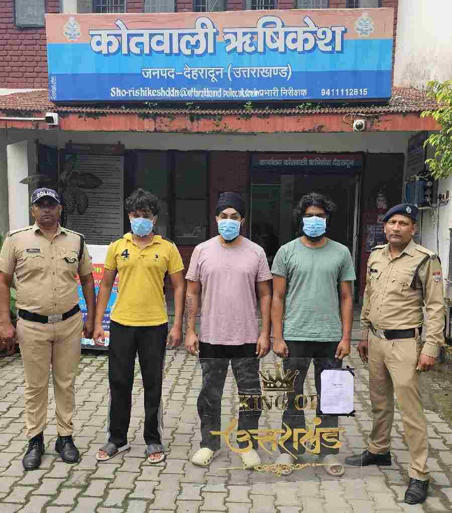 किंग ऑफ उत्तराखण्ड” को दून पुलिस लायी घुटनो पर, पहुँचाया सलाखों के पीछे,. अवैध वसूली, मारपीट व ब्लैकमेलिंग के अपराधों में लिप्त अभियुक्तों के विरुद्ध ऋषिकेश पुलिस की बड़ी कार्यवाही, गैंग लीडर जगजीत उर्फ जग्गा सहित 4 अभियुक्तों पर गैंगस्टर एक्ट के तहत अभियोग पंजीकृत कर 3 अभियुक्तो को किया गिरफ्तार