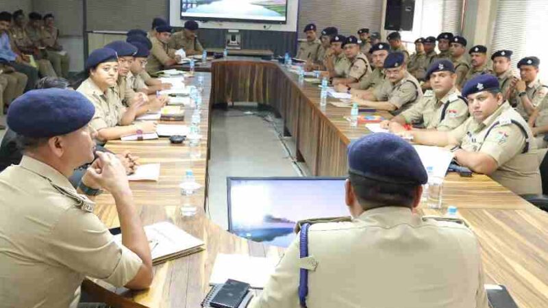 मासिक अपराध गोष्ठी में दिखे एसएसपी दून के कडे तेवर, लापरवाही बरतने वाले अधिकारियों को सख्त कार्यवाही की दी चेतावनी