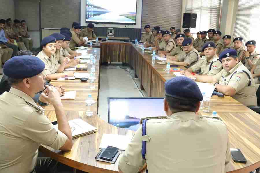 मासिक अपराध गोष्ठी में दिखे एसएसपी दून के कडे तेवर, लापरवाही बरतने वाले अधिकारियों को सख्त कार्यवाही की दी चेतावनी