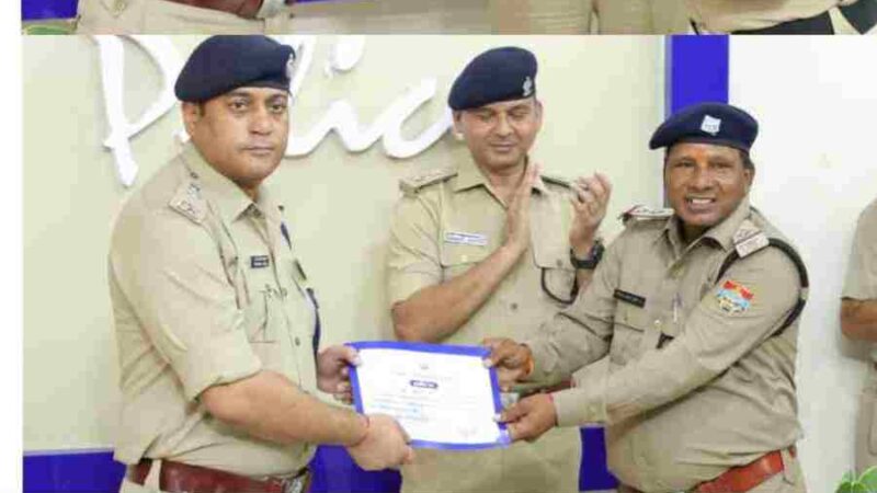 उत्कृष्ट कार्य करने वाले पुलिस कर्मियों को एसएसपी दून ने किया सम्मानित