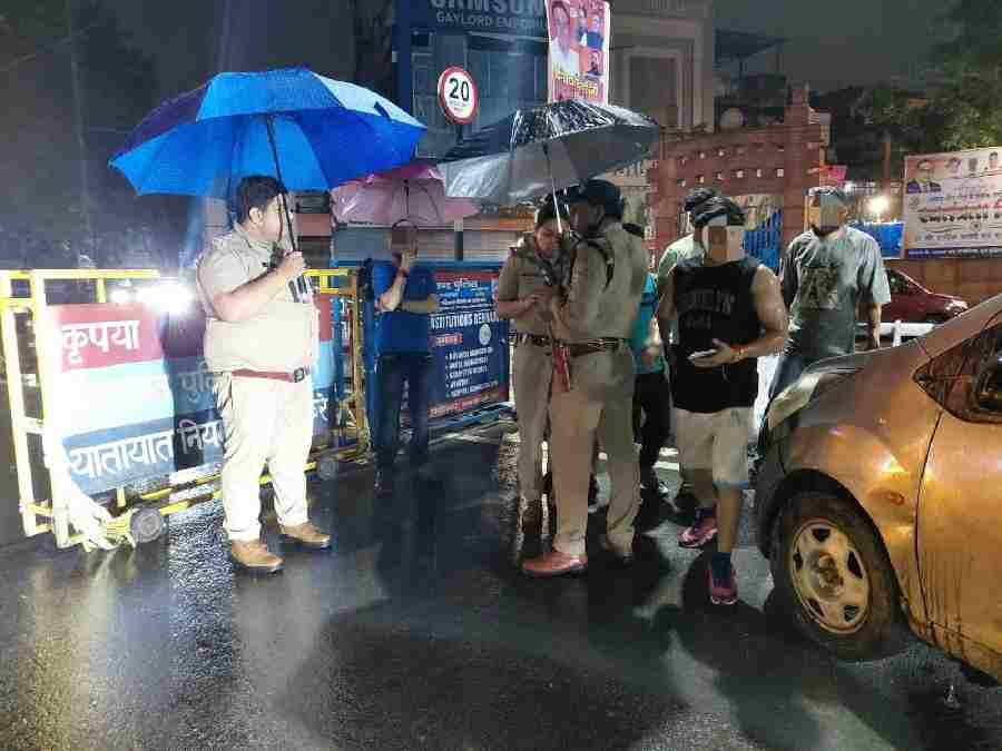 भारी बरसात के बीच दून पुलिस की “नाईट स्ट्राइक”, भारी बरसात के बीच दून पुलिस की “नाईट स्ट्राइक”