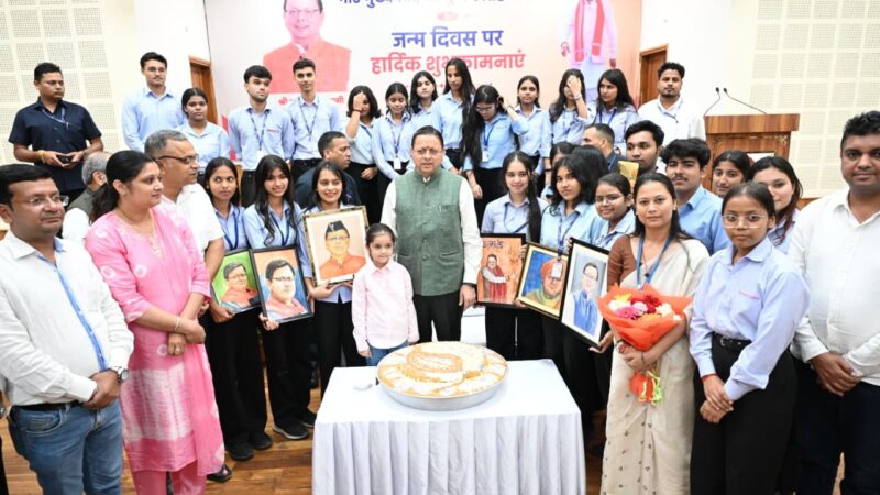 मुख्यमंत्री श्री पुष्कर सिंह धामी के जन्मदिवस पर मुख्यसेवक सदन में उमड़ा जनसैलाब, प्रदेशभर से पहुंचे लोगों ने दी जन्मदिन की बधाई